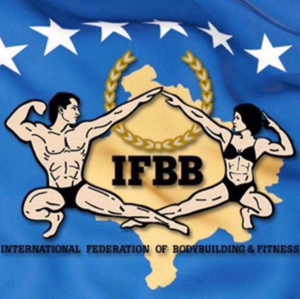 Logo IFBB-a preko zastave i mape Kosova.