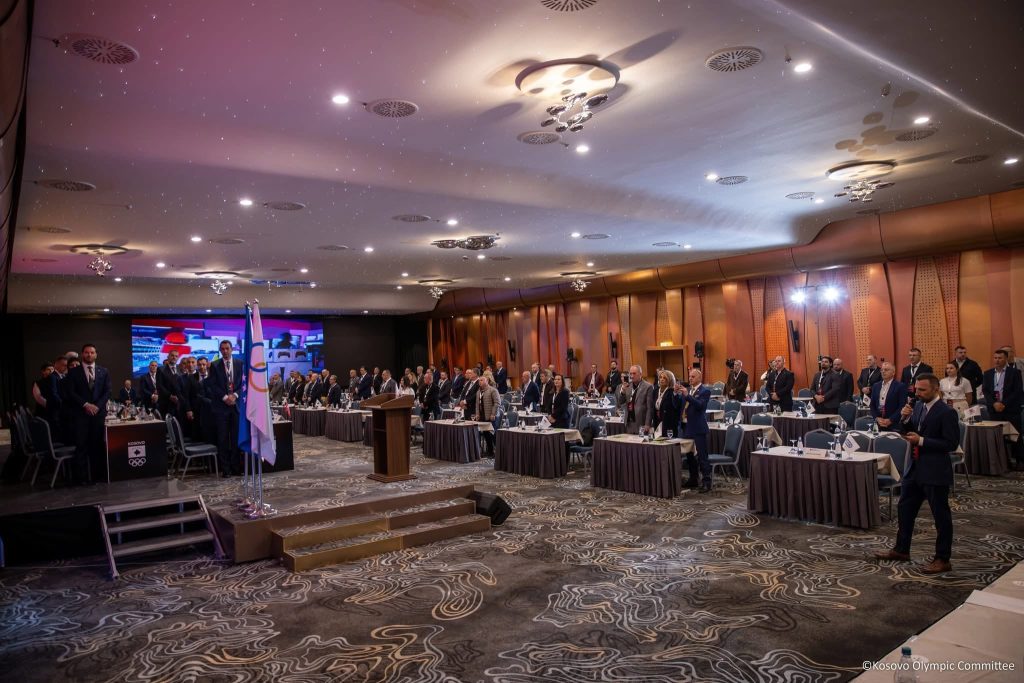 Pamje e gjerë e sallës së Asamblesë së Përgjithshme të KOK-ut.