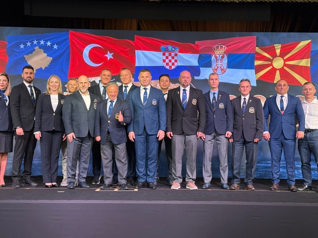 Sudije i zvaničnici na sceni ispred zastava balkanskih zemalja.
