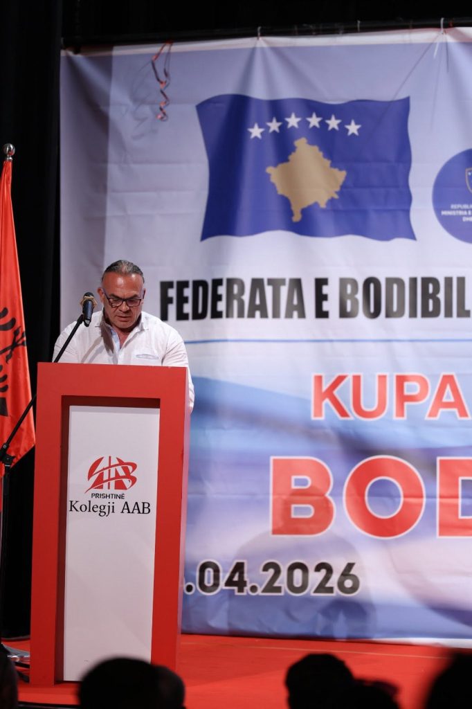 Një burrë duke folur në foltoren e Kolegjit AAB.