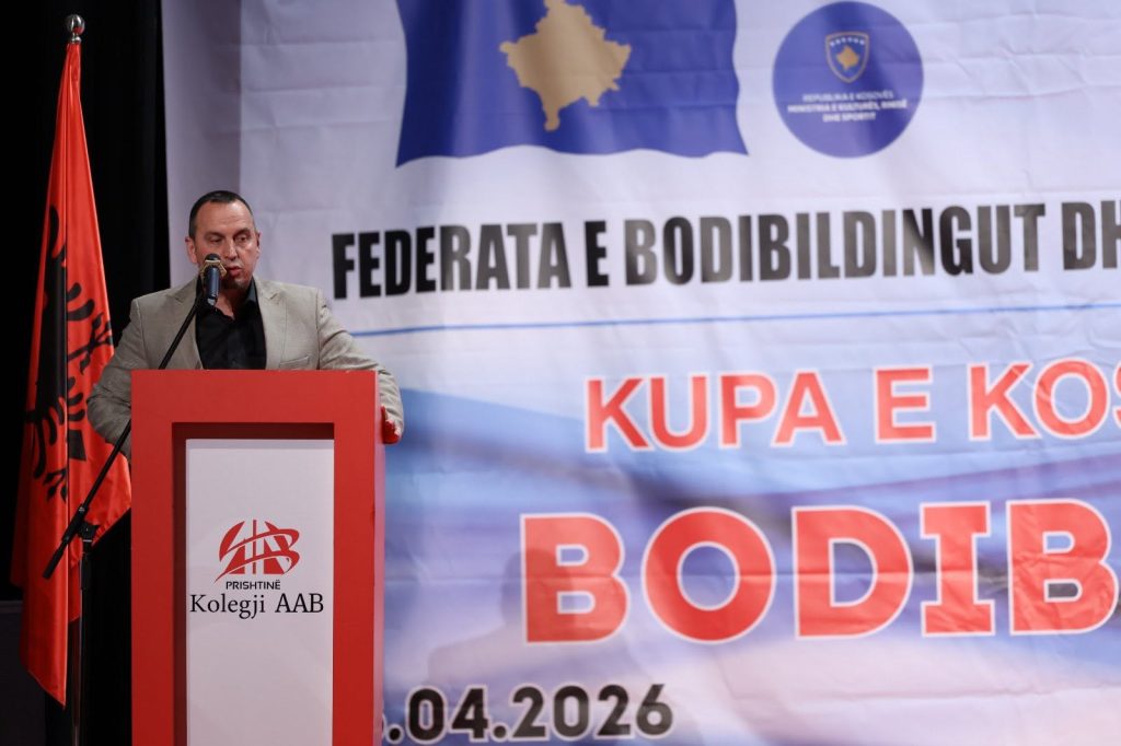 Një burrë tjetër duke folur në foltore.