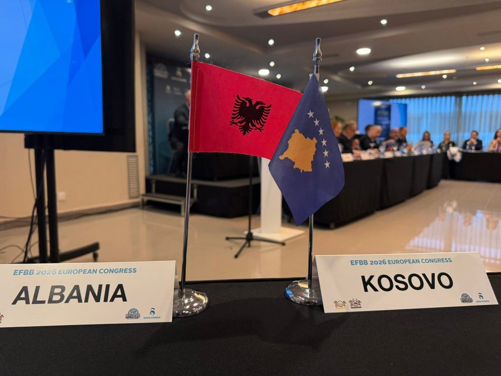 Flamujt dhe emërtimet e Shqipërisë dhe Kosovës në tryezën e kongresit.