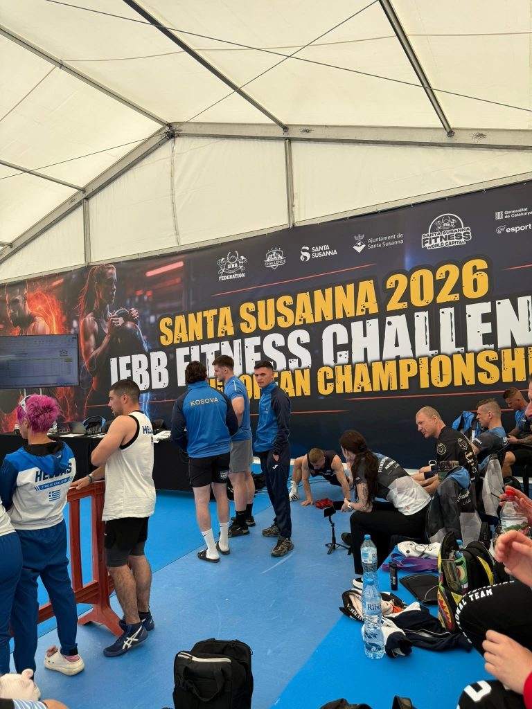 Arena e Fitness Challenge në Santa Susanna 2026, me garues dhe banerin e kampionatit.