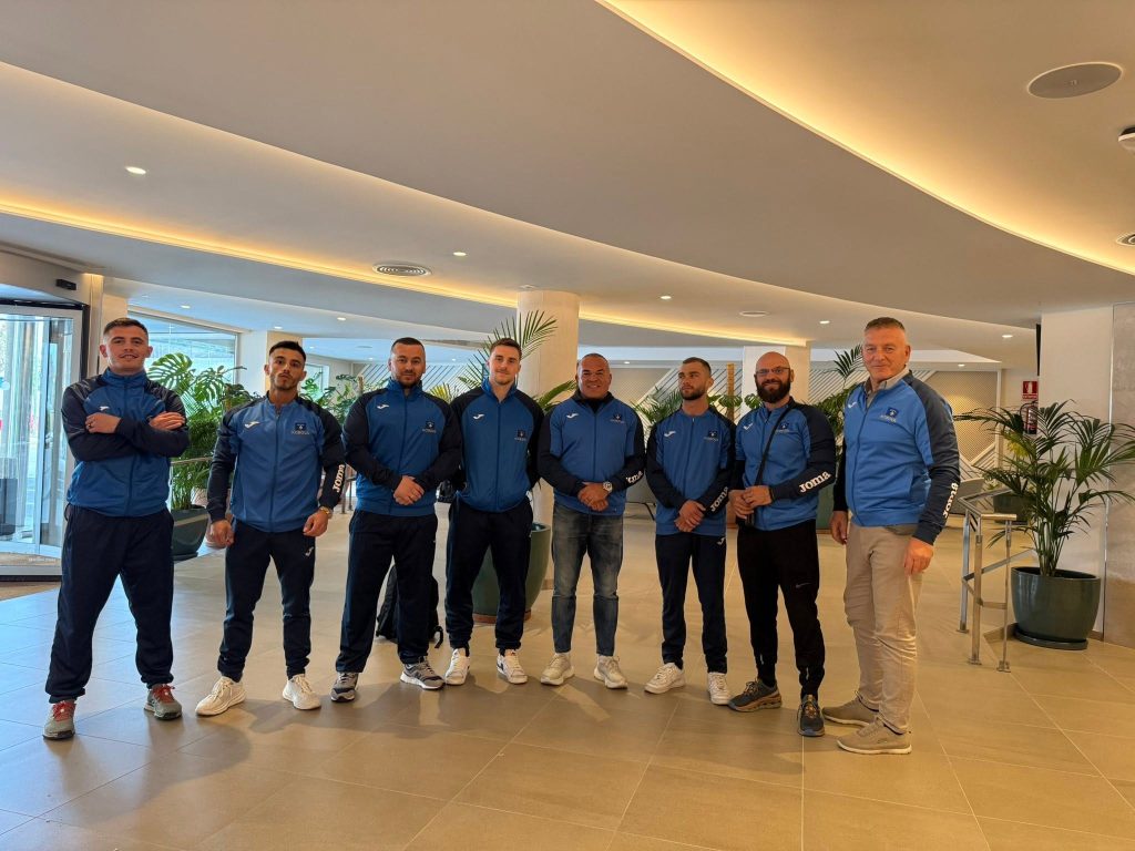 Ekipi i Kosovës me tuta të federatës në hollin e hotelit.