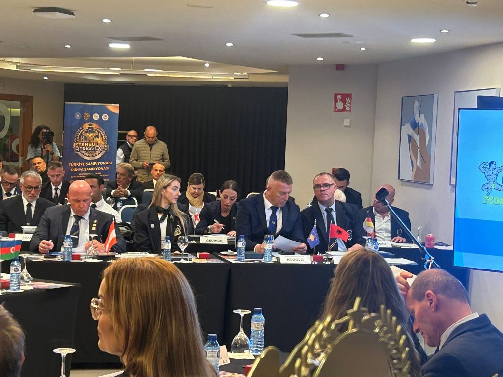Seanca e Kongresit EFBB, delegatë në tryeza.