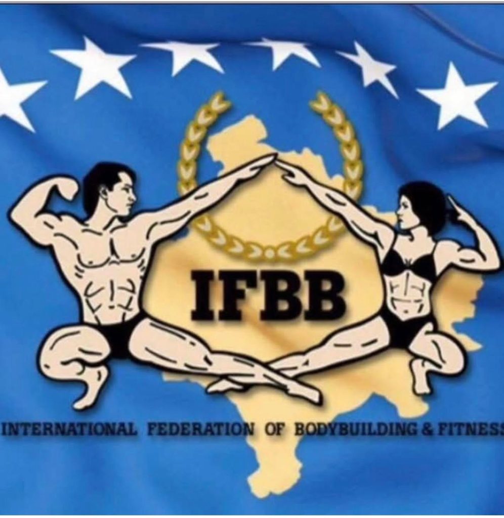 Logoja e IFBB mbi flamurin dhe hartën e Kosovës.