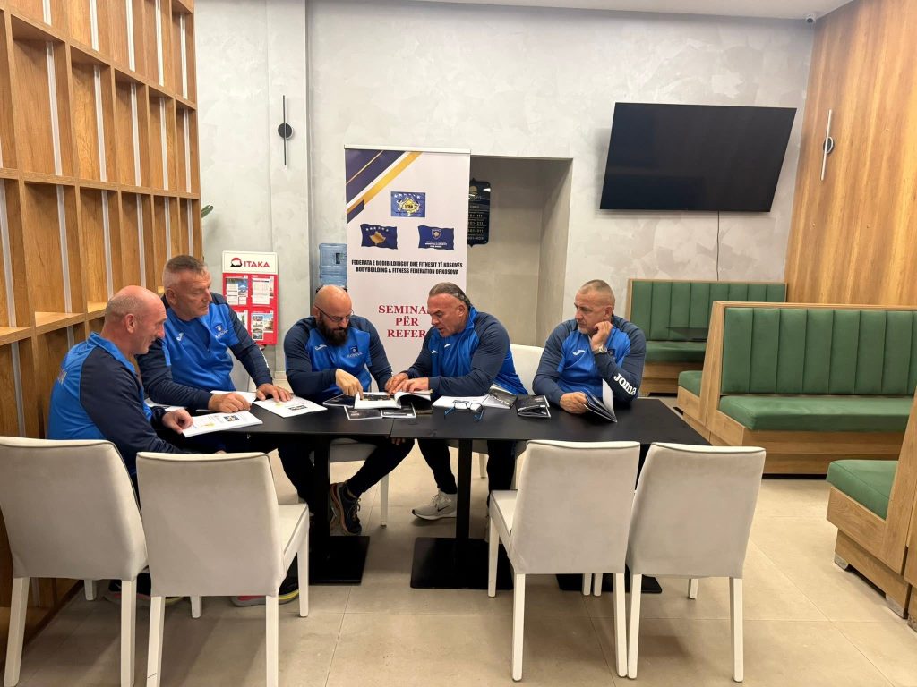 Pjesëmarrësit e seminarit për referë rreth tryezës.