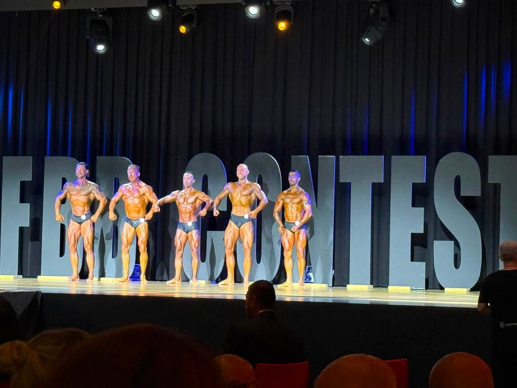 Bodibilderi poziraju na sceni na Mr. Universe Switzerland 2026.