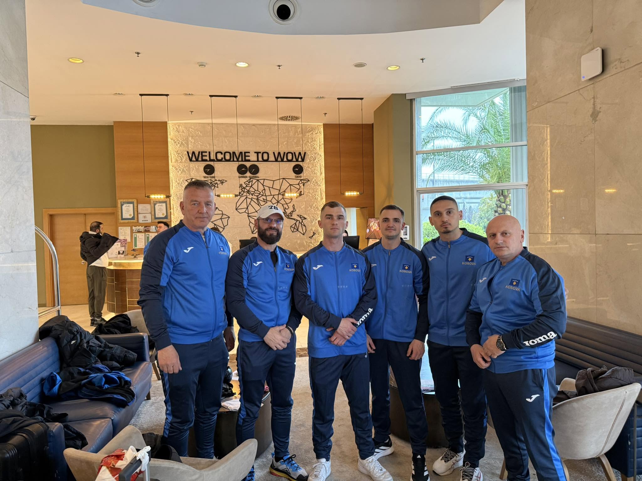 Ekipi i Kosovës me gjyqtarët në Stamboll, para regjistrimit në Kampionatin Ballkanik IFBB 2026.