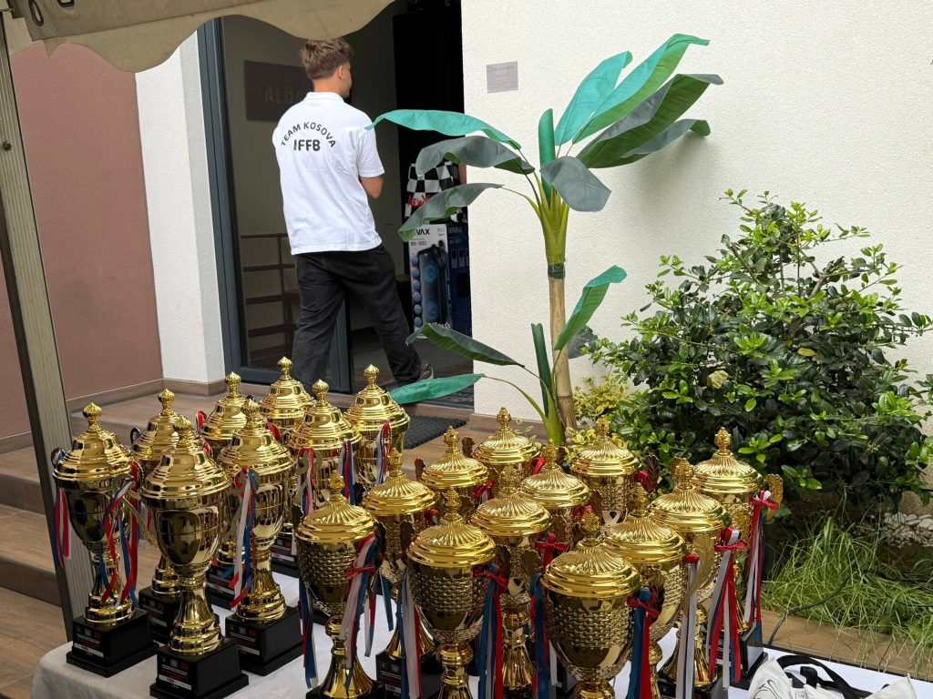 Trofeji za takmičenje u disciplini snage u Gjilanu, maj 2026.